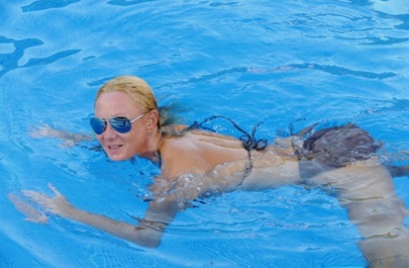 La matura ninfomane spagnola Natalie K svela le sue tette e il suo grosso bottino in piscina
