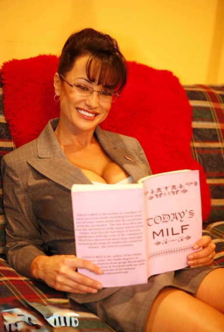 MILF sexy com mamas redondas Lisa Ann a encarar o seu velho marido durante sexo escaldante