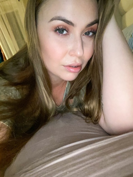 La sexy Ava Nicks si scatta un selfie delle sue incredibili tette di prima mattina