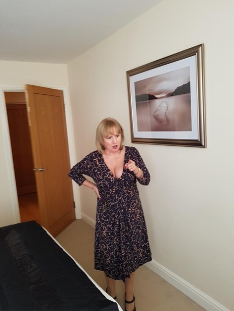 Chubby Lorna Blu zeigt ihre großen Titten und ihre kahle Fotze vor ihrem wichsenden Mann