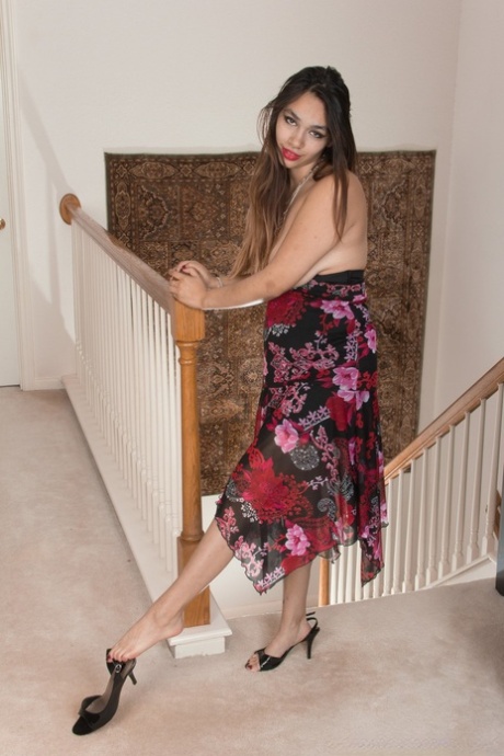 Eksotisk behåret babe Victoria Marie stripper og viser sin fisse frem på trappen
