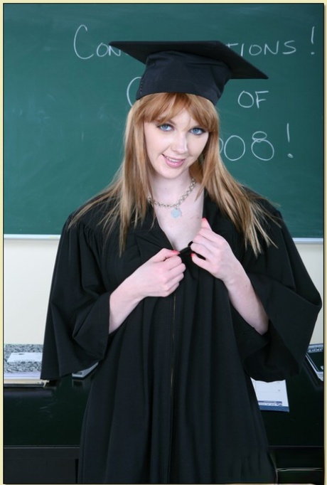 Beaue Marie, nouvellement diplômée, fait plaisir à son professeur en suçant et en baisant sa grosse bite.