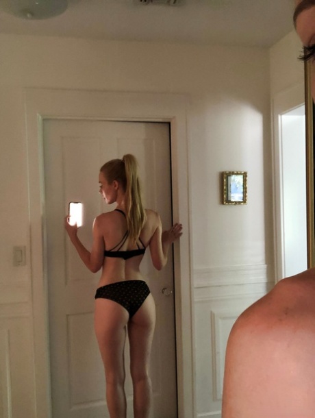 Blondes amerikanisches Babe mit großen Titten Kayden Kross zeigt ihre leckere Möse