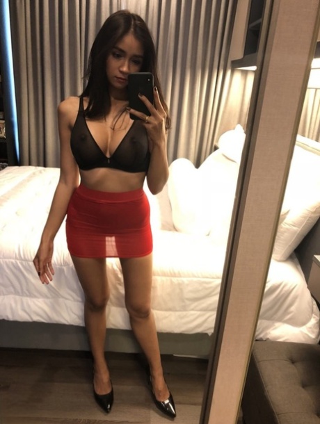 Bella Thai se hace selfies en el espejo mientras se cambia de ropa