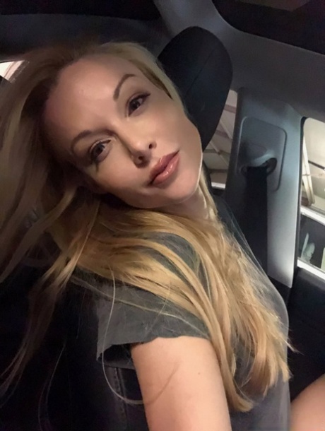 Americana loira com grandes mamas Kayden Kross ostenta os seus longos mamilos duros