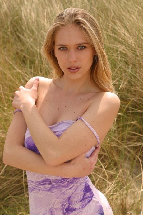 MILF Lucie Stratilova visar hennes naturliga bröst & hennes trimmade fitta Utomhus