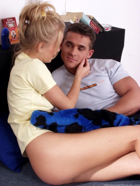 La blonde Dora Venter se laisse baiser par son beau-frère et joue avec ses trous à l