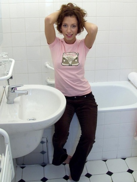 Tschechische MILF Michaela Kovarova zieht sich in der Badewanne aus und wäscht sich