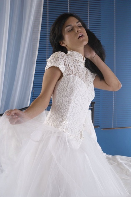 Die ungarische Braut Jana Mar verliert ihr Hochzeitskleid und spielt mit ihrer Möse