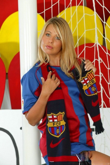 Smuk blond Barcelona-fan Kelly Norton viser sine store bryster og poserer nøgen