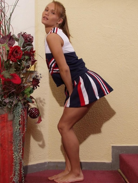 La sexy cheerleader Jane Sanchez svela le sue succose tette da teenager e la sua figa rifilata