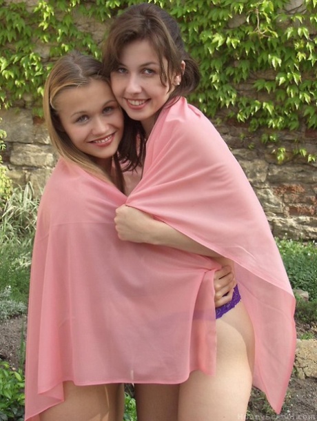 Adolescente europea Jane Sanchez Jane Sanchez y su amiga posan desnudas