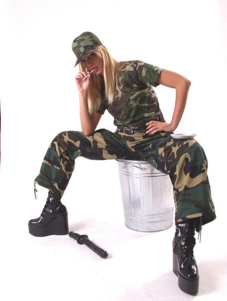 Blondýna vojenská dáma Sandy Fantasy odhaluje svá malá prsa a ořezanou kundičku