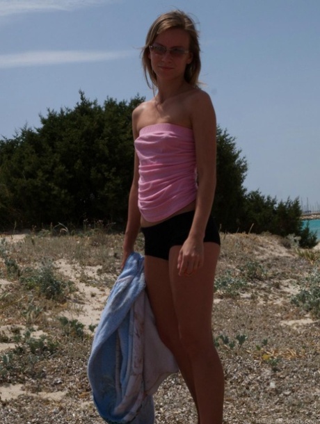 Сексуальная худенькая девушка Сильви Синннер шевелится и дразнит своей на пляже