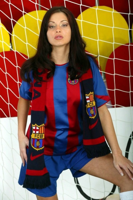 Ungarisches Babe Evelyn Lory zieht ihr Barcelona Fußballtrikot aus und posiert nackt