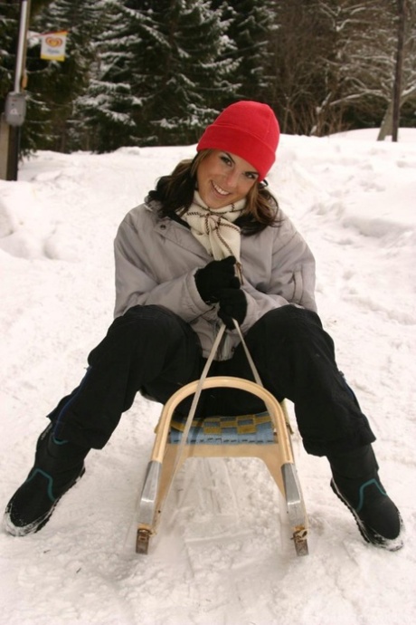 匈牙利美女雅娜-玛（Jana Mar）在雪地上脱衣，展示性感曲线和小穴