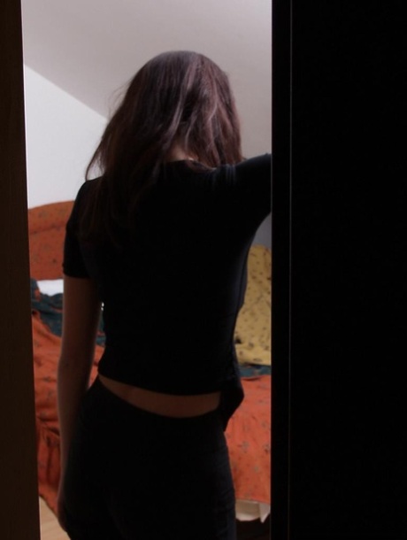 La húngara Barbara Vee pierde la ropa y posa desnuda en su cama