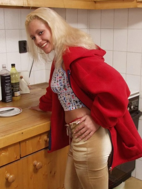 Blonde amateur Sofia Lynn pronkt met haar grote tieten en ronde kont in de keuken
