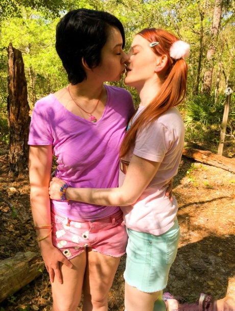 Tonåringar Cherry Fae Krystal & Orchid tungkysser och gnuggar varandras bröst utanför
