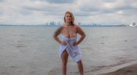 Rubia gorda con grandes tetas caídas Ashton Hart posa desnuda en la playa