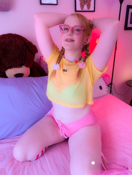 Delgada adolescente en gafas Krystal Orchid extendiendo su coño virgen hinchado