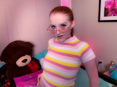 Petite teen Krystal Orchid visar upp sina saftiga naturliga bröst och sin rosa muff