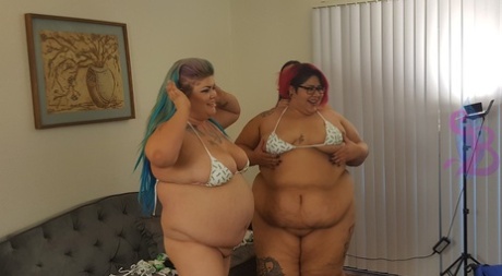 La gordita cachonda Crystal Blue y su amiga exhiben sus enormes culos