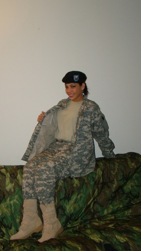 Heet militair meisje trekt haar gevechtsuniform uit om naakt in haar slipje te plagen