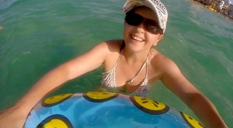 Amatörgudinna med stora bröst Britney Swallows poserar topless i havet