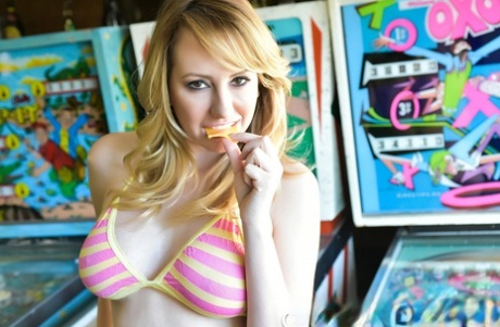 Sexy Brett Rossi i matchende bikini og strømper viser de store puppene sine i en spillehall