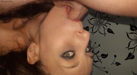 Amatørluder med sexede øjne Frække Adeline tager et cumshot i munden