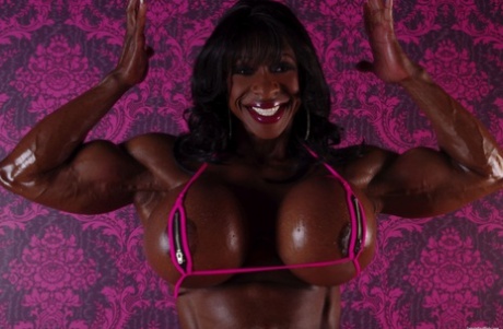 Svarta kroppsbyggaren Yvette Bova avslöjar sina massiva bröst och visar sina muskler