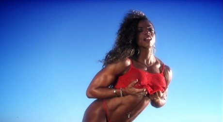 Бодибилдерша Алексис Эллис демонстрирует свой пирсингованный живот и горячую попку на пляже