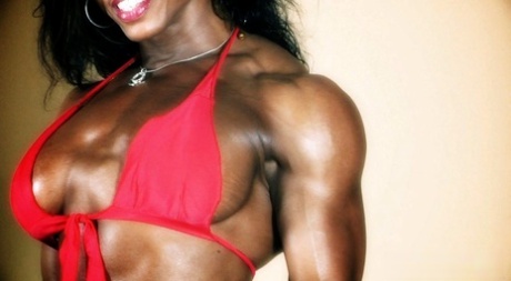 乌黑的健美运动员Alexis Ellis在脱掉比基尼时展示她的乳房