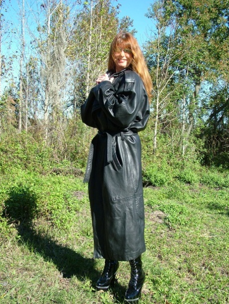 Geile MILF zeigt ihre riesigen Juggs und posiert in schwarzen Lederstiefeln im Freien