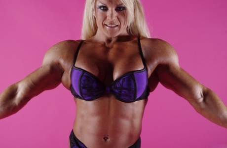 性感健美运动员丽莎-克罗斯（Lisa Cross）脱掉胸罩，展示丰满的乳房和肌肉