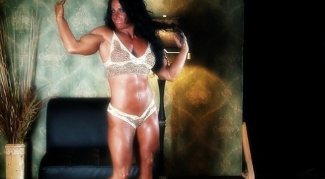 Den sexede bodybuilder Debbie Bramwell driller med sine muskler og piercede mave