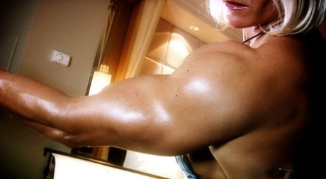 欧洲健美运动员Brigita Brezovac在比基尼中展示她火热的肌肉和乳房