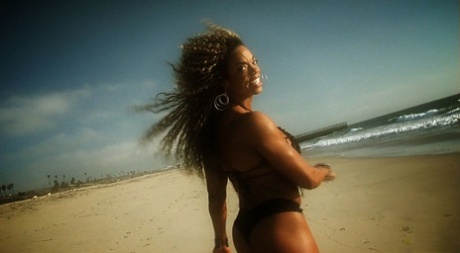 Сексуальная культуристка с вьющимися волосами Алексис Эллис демонстрирует свою горячую попку в солнечный день