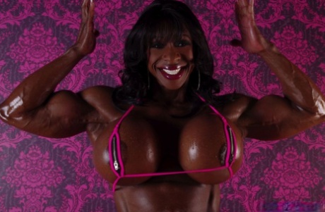 Yvette Bova, bodybuilder ébène, se déshabille et montre ses gros seins en silicone.