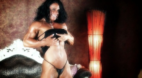 La bodybuilder matura Debbie Bramwell mostra il suo sedere sodo e i suoi muscoli sexy