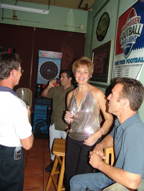 Niegrzeczna dojrzała żona Tracy Lick pokazuje swoje duże cycki na imprezie dla swingersów