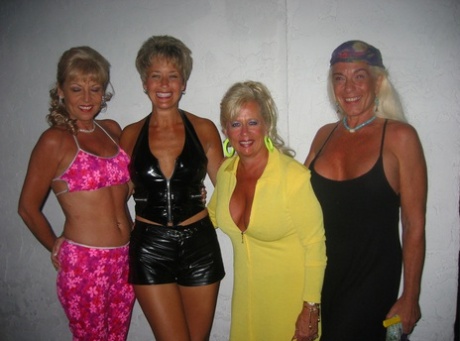 A amadora Mandi Sins e as suas amigas loiras revelam as suas mamas grandes numa saída à noite