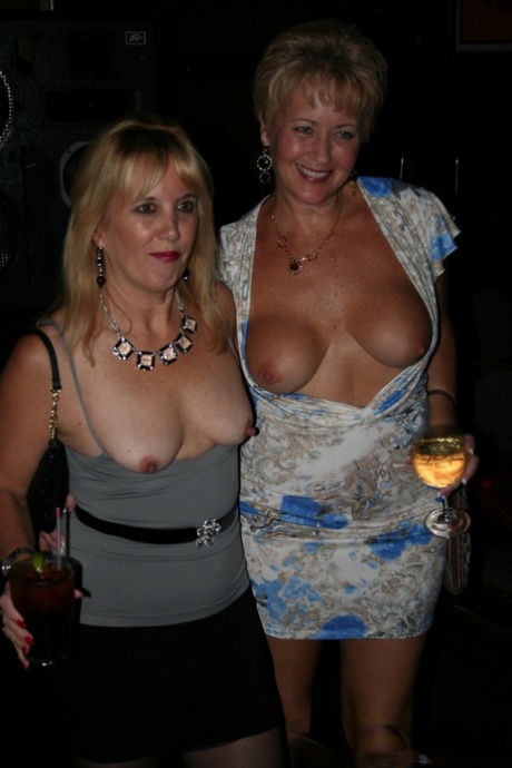 Kåte, modne kvinner med store juggs viser frem brystene sine på nattklubb