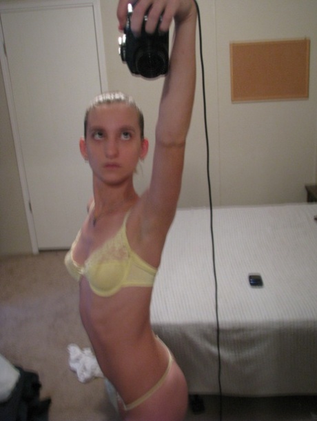 Härlig amatör tonåring tar selfies av hennes naturliga bröst och rumpa i spegeln