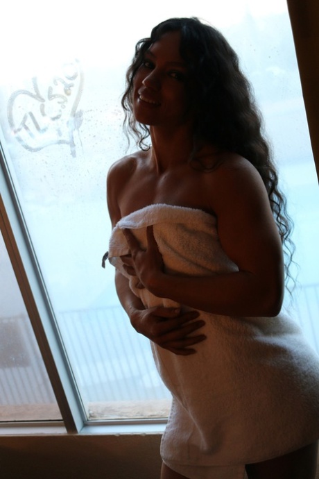 Prachtige bodybuilder Tia poses in een bikini & struts naakt in een openbaar toilet