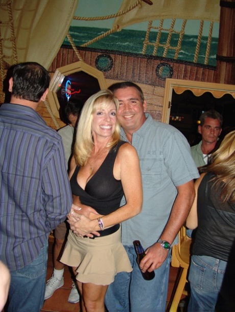 Puszczalskie dojrzałe amerykańskie żony ujawniają swoje duże cycki na imprezie dla swingersów
