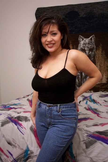 Attraktive Latina Amateur Misty Mendez zeigt ihre riesigen Titten und reibt ihre Muschi