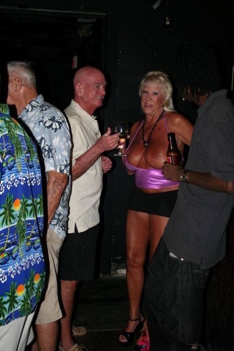 Dojrzała Tracy Lick i jej przyjaciółki eksponują swoje duże cycki i zostają zaciemnione w klubie