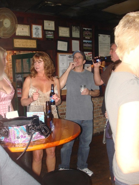 セクシーな素人妻たちがナイトクラブで巨乳とアソコを見せつける